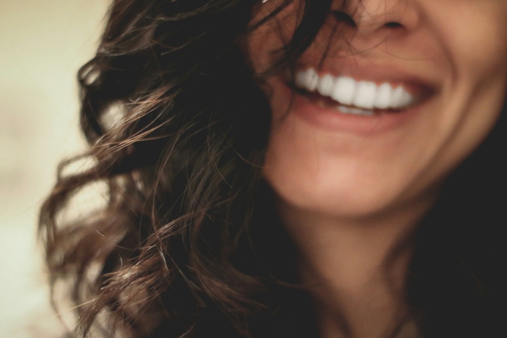 Paciente com sorriso transformado e saudável